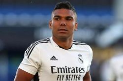 Evra chê MU hoảng loạn khi mua Casemiro