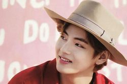 Yêu quá loạt ảnh mới V BTS vui đùa với trẻ nhỏ và thú cưng