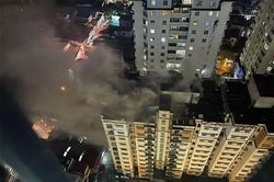 Cháy ở Hà Nội: Cháy chung cư trên đường Nguyễn Cơ Thạch, nhiều người thoát nạn