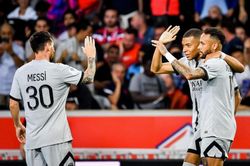 Mbappe 'thắng' Neymar trong vụ tranh giành đá 11m