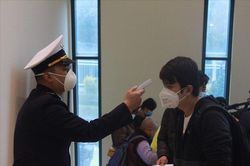 Đo thân nhiệt tại cửa khẩu để giám sát, phát hiện sớm bệnh đậu mùa khỉ