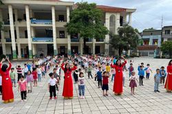 Lai Châu: Nỗ lực vận động học sinh lớp 1 ra lớp trong ngày tựu trường