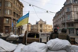Miền nam Ukraine hứng 'mưa tên lửa' Nga, Kiev lo bị tấn công