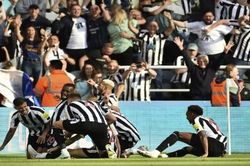 Thể thao Thể thao Man City thoát hiểm may mắn trước Chích chòe