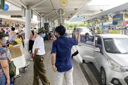 Xử lý nghiêm tình trạng 'chặt chém', chèo kéo khách tại sân bay quốc tế Tân Sơn Nhất