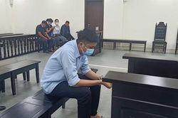 Lừa 'chạy' trắng án cho con bạc, chiếm đoạt tiền tỷ