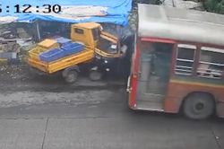 Xe buýt bị lỗi phanh, tông loạt ô tô đang đỗ trên đường ở Ấn Độ