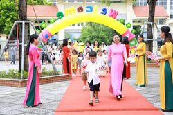 Hà Nội: Học sinh lớp 1 tựu trường đón năm học mới