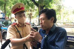 Khó như xử lý nồng độ cồn, muôn kiểu chống đối của người vi phạm