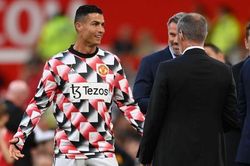 Ronaldo làm ngơ Carragher