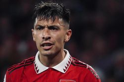 Cú huých vai của Martinez là điều MU còn thiếu