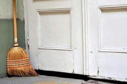 4 đại kỵ thường gặp ở cửa chính khiến bạn 'nghèo bền vững'