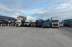 Xe tải dàn hàng dừng đỗ trên Quốc lộ 1A, tiềm ẩn tai nạn giao thông