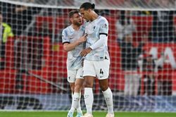 Van Dijk bị đồng đội mắng ngay trên sân vì đứng nhìn Sancho ghi bàn