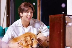 RM BTS đăng ảnh hồi nhỏ siêu cưng với bố, trông chẳng khác gì bây giờ