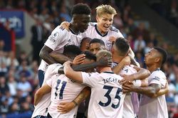 Arsenal toàn thắng: Tháng ngày vui vẻ vẫn còn dài
