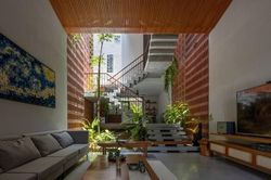 Nhà ống hướng Tây luôn mát mẻ nhờ khoảng lùi bằng thảm cây xanh