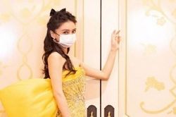Angelababy xinh đẹp rực rỡ, đeo khẩu trang giao lưu trực tuyến