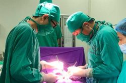 Nam thanh niên phải cắt bỏ một bên tinh hoàn vì đắp thảo dược khi đau sưng 'vùng kín'