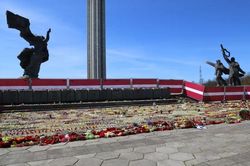 Latvia giải tán biểu tình phản đối phá dỡ tượng đài thời Liên Xô
