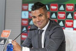 Evra: 'MU mua Casemiro trong hoảng loạn'
