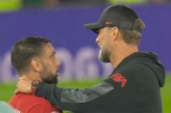 Klopp nói gì khi 'bóp cổ' Bruno Fernandes?