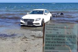 Quá tự tin về sức mạnh, Mercedes-Benz E-Class sa lầy trên bãi biển