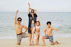 Diện trang phục cực mát mẻ, vũ điệu 'thèm bơi' của vợ chồng Khánh Thi - Phan Hiển dự tính sẽ cực viral!