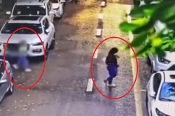 Mẹ vô tâm chỉ biết lo cho mình, khiến con gái 3 tuổi bị cuốn vào gầm ô tô
