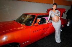 Bộ sưu tập siêu xe hàng tỷ USD của Rihanna