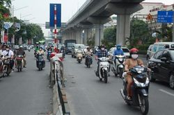Nhiều người dân tiện đâu đi đó trên đường Nguyễn Trãi