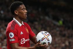 Martial gây sốt với pha 'câu giờ' tinh quái ở trận MU thắng Liverpool