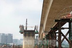 Công trường cầu Vĩnh Tuy 2 ra sao sau khi bị nước sông Hồng 'nhấn chìm'