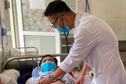 Mẹ tử vong, con nhập viện cấp cứu vì ong vò vẽ đốt