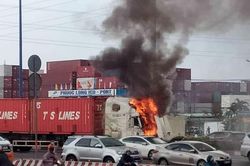 TP Hồ Chí Minh: Cháy xe container gần trạm thu phí Xa lộ Hà Nội