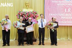 Huyện Hòa Vang tổ chức trao Huy hiệu Đảng đợt 2-9 cho 62 đảng viên