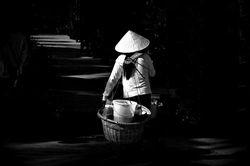Thơ Nguyễn Tấn Hỷ: Thương tiếng rao đêm