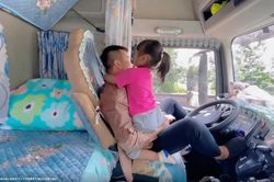Cặp vợ chồng Trung Quốc đưa con đi làm trên xe tải