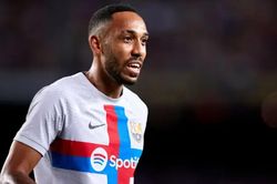 Aubameyang vẫy tay chào fan Barcelona, trên đường tới Chelsea