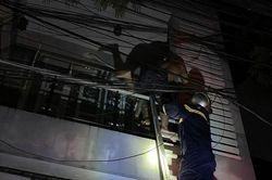 Cháy nhà giữa đêm, bốn người mắc kẹt trên tầng hai