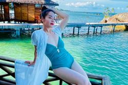 Nhật Kim Anh khoe thân hình nuột nà, đăng đàn ẩn ý là 'hoa đã có chủ'