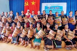 Tặng 30 chiếc gùi đi chợ cho hội viên phụ nữ