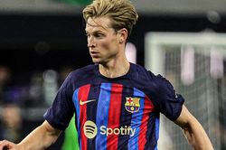 De Jong nhượng bộ Barca