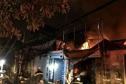 Cháy ở Hà Nội: Cháy cửa hàng kinh doanh ở đường Lĩnh Nam