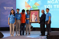 Chủ tịch nước Nguyễn Xuân Phúc dự Ngày hội tới trường cùng học sinh Trường Hy Vọng
