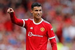 Ronaldo bị HLV Ten Hag loại khỏi đội hình chính trước mặt tập thể MU