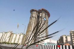 Ấn Độ phá hủy 2 tòa nhà cao tầng xây trái phép ở ngoại ô thủ đô New Delhi