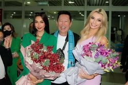 Chủ tịch Miss Grand International vui vẻ hội ngộ Thùy Tiên và Miss World 2022 giữa biến căng