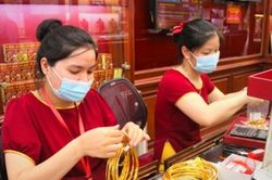 Giá vàng hôm nay 26/8: Tụt thêm vài trăm nghìn sau khi rời mốc 67 triệu đồng