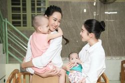 Top 3 Miss World Vietnam hóa chị Hằng đẹp xinh tặng quà cho các em nhỏ nhân mùa Trung Thu